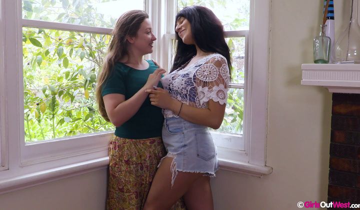 Amber Leigh And Violet Russo - Room With A Glance [1080p]