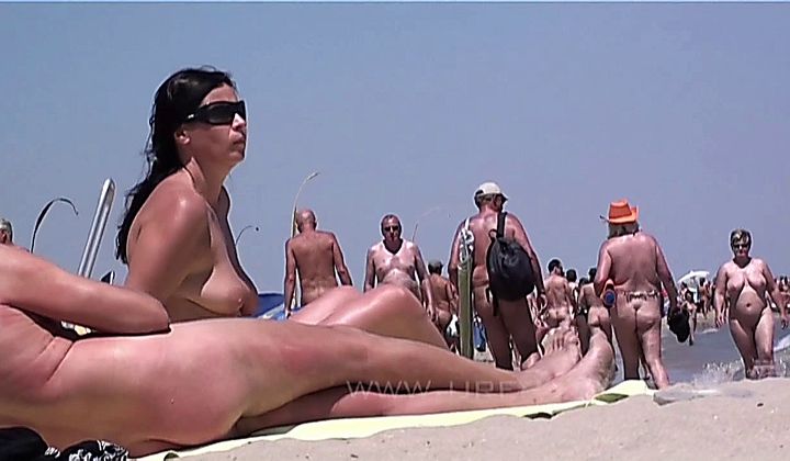 Big Boobs - Mature Couples Getting Horny And Making Love On The Beach